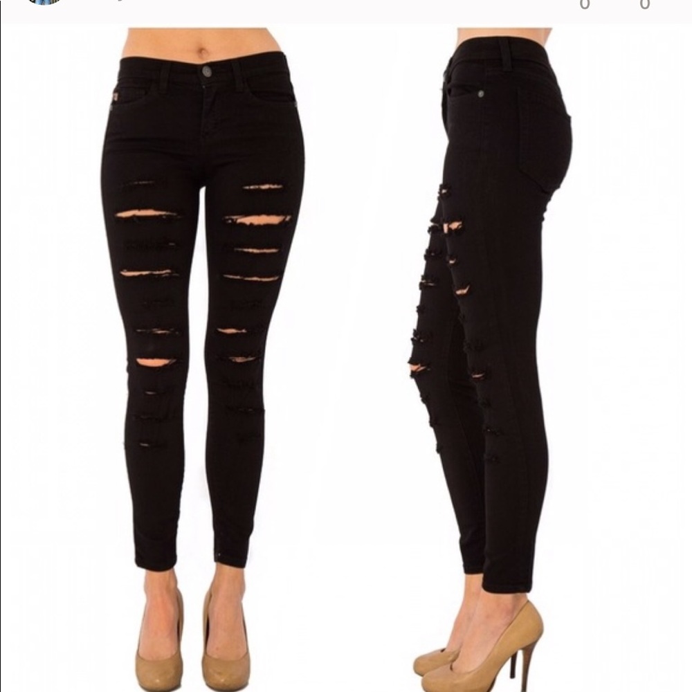NWOT DISTRESSED BLACK SUPER STRETCHY SKINNIES